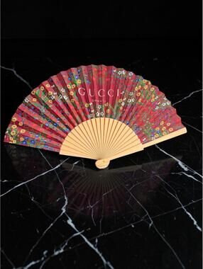 Gucci Beauty VIP Gift Folding Hand Fan NWT Collectible Flora Print Novelty